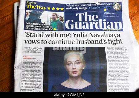 'Stand with me': Yulia Navalnaya schwört, den Kampf des Mannes fortzusetzen' Guardian Zeitung Schlagzeilen Titelseite nach Ehemann Alexi Navalny Tod 2024 Großbritannien Stockfoto