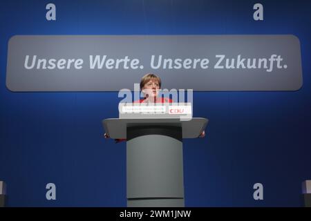 CDU-Parteitag in der Essener Gruga-Halle. 06.12.2016, EU, DEU, Deutschland, Nordrhein-Westfalen, Essen: der 29. CDU Parteitag in Essen wurde nach einem Grußwort von ESSENS Oberbuergermeister Thomas Kufen durch die CDU-Vorsitzende und Bundeskanzlerin Angela Merkel eroeffnet. EU, DEU, Deutschland, Nordrhein-Westfalen, Essen: Die 29. CDU-Parteikonferenz in Essen wurde von CDU-Leiterin und Bundeskanzlerin Angela Merkel nach einer Begrüßungsansprache von Esseners Oberbürgermeister Thomas Kufen eröffnet. Stockfoto