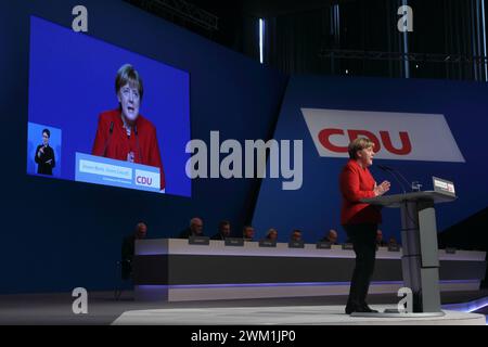 CDU-Parteitag in der Essener Gruga-Halle. 06.12.2016, EU, DEU, Deutschland, Nordrhein-Westfalen, Essen: der 29. CDU Parteitag in Essen wurde nach einem Grußwort von ESSENS Oberbuergermeister Thomas Kufen durch die CDU-Vorsitzende und Bundeskanzlerin Angela Merkel eroeffnet. EU, DEU, Deutschland, Nordrhein-Westfalen, Essen: Die 29. CDU-Parteikonferenz in Essen wurde von CDU-Leiterin und Bundeskanzlerin Angela Merkel nach einer Begrüßungsansprache von Esseners Oberbürgermeister Thomas Kufen eröffnet. Stockfoto