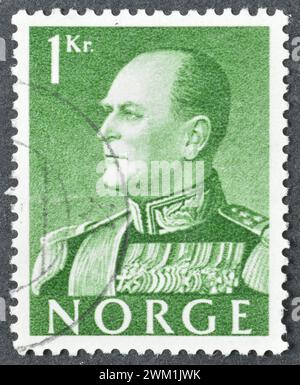 Gestempelte Briefmarke, gedruckt von Norwegen, die Porträt von König Olav V., um 1967 zeigt. Stockfoto