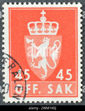 Gestempelte Briefmarke, gedruckt von Norwegen, das Wappen zeigt, um 1982. Stockfoto