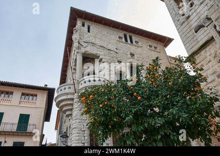 Soller. Detail der modernistischen Fassade der Banco de Sóller mit einem Orangenbaum im Vordergrund. Constitution Plaza. Mallorca. Balearen. Sp Stockfoto