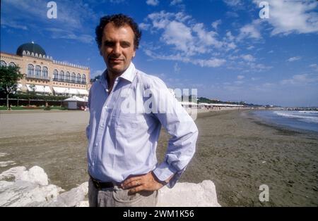 4069987 Venedig Lido, Venedig Filmfestival 1994. Italienischer Regisseur Marco Risi vor dem Excelsior Hotel (Foto); (add.info.: Venedig; Venedig, Italien; Italia, Lido di Venezia, Festival del Cinema di Venezia 1994. IL regista Marco Risi davantoi all'Hotel Excelsior); © Marcello Mencarini. Alle Rechte vorbehalten 2024. Stockfoto