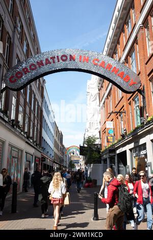 Die Carnaby Street ist für die Krönung dekoriert, während sich London auf die Krönung von König Karl III. Vorbereitet Stockfoto