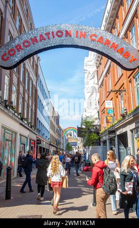 Die Carnaby Street ist für die Krönung dekoriert, während sich London auf die Krönung von König Karl III. Vorbereitet Stockfoto