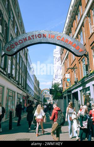 Die Carnaby Street ist für die Krönung dekoriert, während sich London auf die Krönung von König Karl III. Vorbereitet Stockfoto