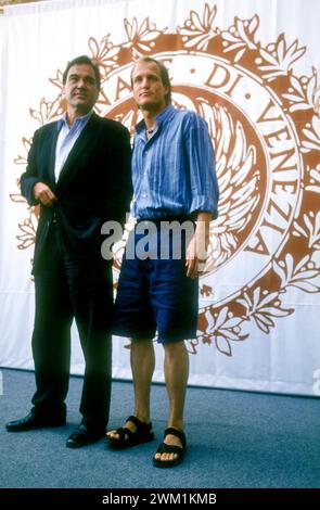 4070204 Venedig Lido, Venedig Filmfestival 1994. Der amerikanische Regisseur Oliver Stone und der Schauspieler Woody Harrelson beim Fotoruf des Films "Natural Born Kilers" (Foto); (add.info.: Venedig Lido; Lido di venezia, Italien; Lido di venezia, Mostra del Cinema di Venezia 1994. IL regista Oliver Stone e l'attore Woody Harrelson al photocall del Film 'Natural Born Kilers-Assassini nati'); © Marcello Mencarini. Alle Rechte vorbehalten 2024. Stockfoto