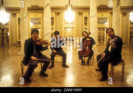 4070275 Mailand, 1993. Elemente des Tokyo Streichquartetts posieren im Foyer des Theaters La Scala (Foto); (add.info.: Mailand; Mailand, Italien; Italia, La Scala Theater; Teatro alla SC Milano, 1993. IL Tokyo Streichquartett posa nel Foyer del Teatro alla Scala); © Marcello Mencarini. Alle Rechte vorbehalten 2024. Stockfoto