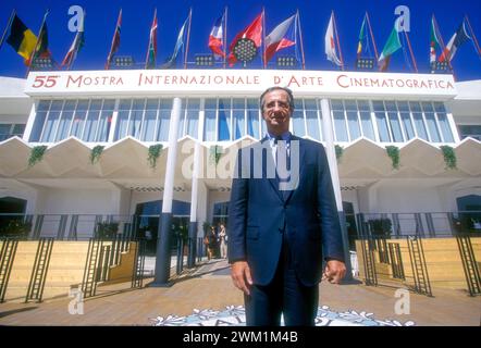 4070374 Venedig lido, Venedig Filmfestival 1998. Italienischer Minister für Kulturgüter und Aktivitäten Walter Veltroni vor dem Kinopalast (Foto); (add.info.: Lido Venedig; Lido di venezia, Italien; Lido di Venezia, Mostra del Cinema di Venezia 1998. IL ministro dei Beni culturali Walter Veltroni davanti al Palazzo del Cinema); © Marcello Mencarini. Alle Rechte vorbehalten 2024. Stockfoto