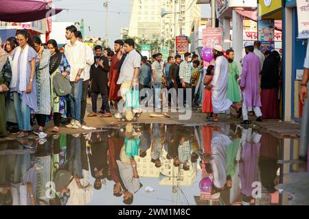 Dhaka, Bangladesch. Februar 2024. Tausende von Menschen versammeln sich an einem Feiertag in Suhrawardy Uddyan, in Dhaka, Bangladesch, am 23. Februar 2024. Die Amar Ekushey Buchmesse ist eine monatelange Veranstaltung in Dhaka, Bangladesch, die 2024 vom 1. Bis 29. Februar stattfindet. Die Messe findet in den Räumlichkeiten der Bangla Academy und Suhrawardy Udyan statt. (Kreditbild: © Suvra Kanti das/ZUMA Press Wire) NUR REDAKTIONELLE VERWENDUNG! Nicht für kommerzielle ZWECKE! Stockfoto