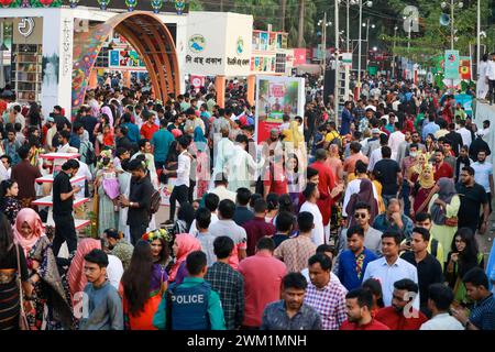 Dhaka, Bangladesch. Februar 2024. Tausende von Menschen versammeln sich an einem Feiertag in Suhrawardy Uddyan, in Dhaka, Bangladesch, am 23. Februar 2024. Die Amar Ekushey Buchmesse ist eine monatelange Veranstaltung in Dhaka, Bangladesch, die 2024 vom 1. Bis 29. Februar stattfindet. Die Messe findet in den Räumlichkeiten der Bangla Academy und Suhrawardy Udyan statt. (Kreditbild: © Suvra Kanti das/ZUMA Press Wire) NUR REDAKTIONELLE VERWENDUNG! Nicht für kommerzielle ZWECKE! Stockfoto