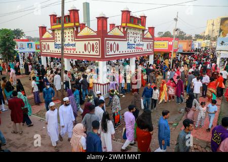 Dhaka, Bangladesch. Februar 2024. Tausende von Menschen versammeln sich an einem Feiertag in Suhrawardy Uddyan, in Dhaka, Bangladesch, am 23. Februar 2024. Die Amar Ekushey Buchmesse ist eine monatelange Veranstaltung in Dhaka, Bangladesch, die 2024 vom 1. Bis 29. Februar stattfindet. Die Messe findet in den Räumlichkeiten der Bangla Academy und Suhrawardy Udyan statt. (Kreditbild: © Suvra Kanti das/ZUMA Press Wire) NUR REDAKTIONELLE VERWENDUNG! Nicht für kommerzielle ZWECKE! Stockfoto