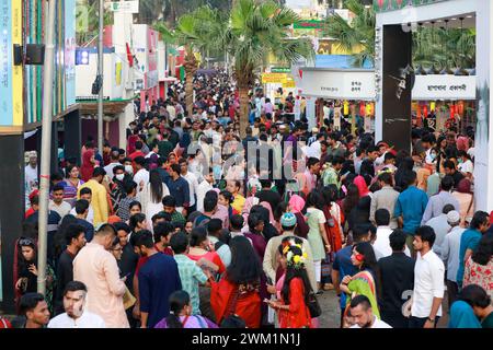 Dhaka, Bangladesch. Februar 2024. Tausende von Menschen versammeln sich an einem Feiertag in Suhrawardy Uddyan, in Dhaka, Bangladesch, am 23. Februar 2024. Die Amar Ekushey Buchmesse ist eine monatelange Veranstaltung in Dhaka, Bangladesch, die 2024 vom 1. Bis 29. Februar stattfindet. Die Messe findet in den Räumlichkeiten der Bangla Academy und Suhrawardy Udyan statt. (Kreditbild: © Suvra Kanti das/ZUMA Press Wire) NUR REDAKTIONELLE VERWENDUNG! Nicht für kommerzielle ZWECKE! Stockfoto