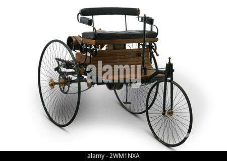 MME4698123 Benz Patent Motorwagen-Modell (oder Tricycle Benz 1) von Carl Benz und als erstes Auto in der Geschichte, 1886; (add.info.: Benz Patent Motorwagen-Modell (oder Tricycle Benz 1) von Carl Benz und als erstes Auto in der Geschichte, 1886); © Marcello Mencarini. Alle Rechte vorbehalten 2024. Stockfoto