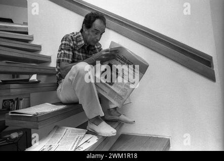 MME4708333 Porträt des italienischen Schriftstellers Italo Calvino, Roccamare, Grosseto, Italien, 1979 (s/W-Foto); (add.info.: italienischer Schriftsteller Italo Calvino in seinem Haus, Roccamare, Castiglione della Pescaia (Grosseto), 1979); © Marcello Mencarini. Alle Rechte vorbehalten 2023. Stockfoto