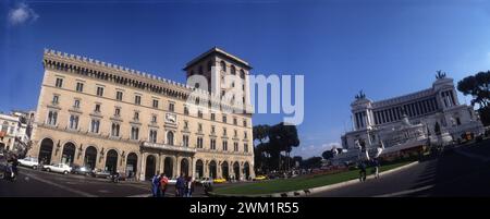 MME4708994 Panoramablick auf die Piazza Venezia mit dem Denkmal für Victor Emmanuel II (Victor Emmanuel) (Vittorio Emanuele) (rechts) (Schreibmaschine) (Vittoriano) und dem Palast von Venedig (Palazzo Venezia) (links) mit dem Altar des Vaterlandes (Altare della Patria). Rom Italien; (add.info.: Panoramablick auf die Piazza Venezia mit dem Denkmal für Victor Emmanuel II (Victor Emmanuel) (Vittorio Emanuele) (rechts) (Schreibmaschine) (Vittoriano) und dem Palast von Venedig (Palazzo Venezia) (links) mit dem Altar des Vaterlandes (Altare della Patria). Rom Italien); © Marcello Mencarini. Alle Rechte vorbehalten Stockfoto