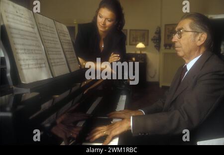 MME4710632 die Sängerin Victoria Schneider begleitet von dem italienischen Komponisten Riccardo Malipiero am Klavier.; (add.info.: die Sängerin Victoria Schneider begleitet von dem italienischen Komponisten Riccardo Malipiero am Klavier.); © Marcello Mencarini. Alle Rechte vorbehalten 2024. Stockfoto