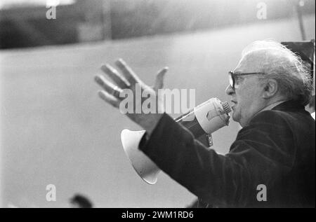 MME4710947 Porträt des italienischen Regisseurs Federico Fellini während der Dreharbeiten zum Film „E la Nave va“ in den Cinecitta Studios im Jahr 1983. Rom Italien; (add.info.: Porträt des italienischen Regisseurs Federico Fellini während der Dreharbeiten des Films „E la Nave va“ in den Cinecitta Studios im Jahr 1983. Rom Italien); © Marcello Mencarini. Alle Rechte vorbehalten 2024. Stockfoto