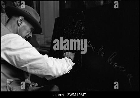 MME4714301 Künstler JOSEPH BEUYS während einer Performance, Rom, Palazzo Braschi/JOSEPH BEUYS, Künstler, Performing a Performance, Roma, Palazzo Braschi, Museo di Roma,/; (add.info.: Künstler JOSEPH BEUYS während einer Performance, Rom, Palazzo Braschi/JOSEPH BEUYS, Künstler, Performing a Performance, Roma, Palazzo Braschi, Museo di Roma,/); © Marcello Mencarini. Alle Rechte vorbehalten 2024. Stockfoto