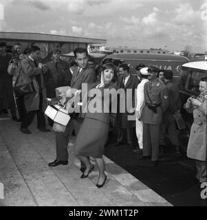 MME4717844 Rom, 1960 italienische Schauspielerin Gina Lollobrigida und ihr Mann Mirko Skofic/Roma, 1960 L'attrice Gina Lollobrigida con il marito Mirko Skofic - Marcello Mencarini Historical Archives; (add.info.: Rom, 1960 die italienische Schauspielerin Gina Lollobrigida und ihr Ehemann Mirko Skofic/Roma, 1960 L'attrice Gina Lollobrigida con il marito Mirko Skofic - Marcello Mencarini Historical Archives); Foto © Marcello Mencarini Archives. Stockfoto
