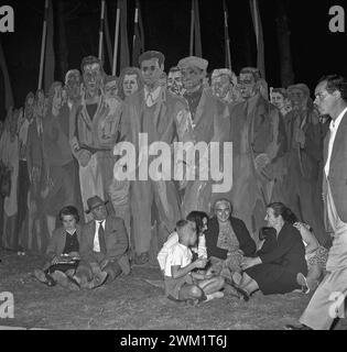 MME4719312 Rom, 30 2011-09-1956 Festa dell'Unit¿ (fest der Einheit), eines der jährlichen Freiluftsitzungen für PCI-Kämpfer, die von der Kommunistischen Partei Italiens (PCI) organisiert werden, um seine Zeitung "„ L'Unit¿“/Roma zu finanzieren, 2009-09-1956 Festa del'UNO dei Festival annuali organizzati dal partito comunista italiano (PCI) per finanziare il quotidiano “” Suo organo ufficiale – Marcello Mencarini Historical Archive; (30 add.info.: Rom, 30 2011-09-1956 Festa dell'Unit¿ (Festival der Einheit) eines der jährlichen Freiluftsitzungen für PCI-Kämpfer, die von der Kommunistischen Partei Italiens (PCI) organisiert werden, um seine Zeitung „“ L zu finanzieren Stockfoto