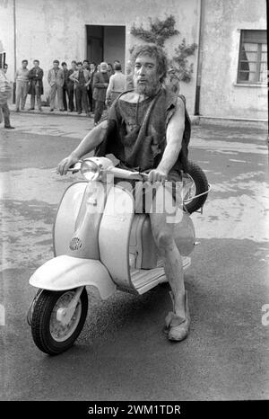 MME4722701 Rom, Cinecitta Studios, 1961. Der mexikanisch-amerikanische Schauspieler Anthony Quinn auf einem Lambretta-Roller während einer Pause am Set des religiösen Epos „ Barabbas“, Regie führte Richard Fleischer/Roma, Studi cinematografici di Cinecitt¿, 1961. L'attore americano Anthony Quinn su una Lambretta durante una pausa sul Set del Film epico religioso “” Barabba””, Diretto von Richard Fleischer -; (add.info.: Rome, Cinecitta Studios, 1961. Der mexikanisch-amerikanische Schauspieler Anthony Quinn auf einem Lambretta-Roller während einer Pause am Set des religiösen Epos „ Barabbas“ unter der Regie von Richard Fleischer/ Stockfoto