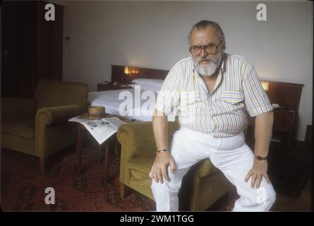 MME4723242 Venedig Lido, Venedig Filmfestival 1988. Italienischer Regisseur Sergio Leone, Präsident der Jury, in seinem Zimmer im Hotel Excelsior; (add.info.: Venedig Lido, Venedig Filmfestival 1988. Italienischer Regisseur Sergio Leone, Präsident der Jury, in seinem Zimmer im Excelsior Hotel); © Marcello Mencarini. Alle Rechte vorbehalten 2024. Stockfoto