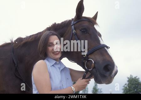 MME4726492 Modena, 1999. Luciano Pavarottis Frau Nicoletta Mantovani mit einem Pferd aus Pavarotti Stall/Modena, 1999. La moglie di Luciano Pavarotti, Nicoletta Mantovani con un cavallo della scuderia Pavarotti -; (add.info.: Modena, 1999. Luciano Pavarottis Frau Nicoletta Mantovani mit einem Pferd aus Pavarotti Stall/Modena, 1999. La moglie di Luciano Pavarotti, Nicoletta Mantovani con un cavallo della scuderia Pavarotti -); © Marcello Mencarini. Alle Rechte vorbehalten 2024. Stockfoto