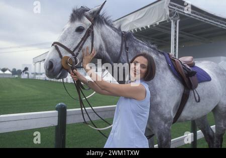 MME4726503 Modena, 1999. Luciano Pavarottis Frau Nicoletta Mantovani mit einem Pferd aus Pavarotti Stall/Modena, 1999. La moglie di Luciano Pavarotti, Nicoletta Mantovani con un cavallo della scuderia Pavarotti -; (add.info.: Modena, 1999. Luciano Pavarottis Frau Nicoletta Mantovani mit einem Pferd aus Pavarotti Stall/Modena, 1999. La moglie di Luciano Pavarotti, Nicoletta Mantovani con un cavallo della scuderia Pavarotti -); © Marcello Mencarini. Alle Rechte vorbehalten 2024. Stockfoto