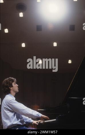 MME4729007 Rom, RAI Auditorium im Foro Italico, ca. 1982. Deutscher klassischer Pianist Alexander Lonquich während einer Probe/Roma, Auditorium RAI del Foro Italico, ca. 1982. He pianista Alexander Lonquich durante una prova -; (add.info.: Rom, RAI Auditorium im Foro Italico, um 1982. Deutscher klassischer Pianist Alexander Lonquich während einer Probe/Roma, Auditorium RAI del Foro Italico, ca. 1982. He pianista Alexander Lonquich durante una prova -); © Marcello Mencarini. Alle Rechte vorbehalten 2024. Stockfoto