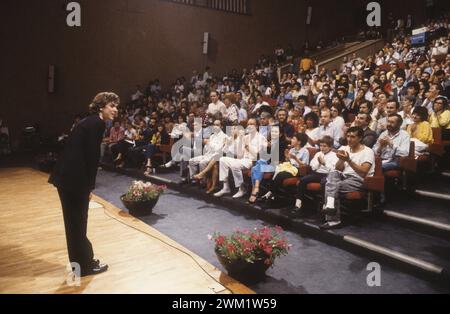 MME4728936 Rom, RAI Auditorium im Foro Italico, ca. 1982. Der deutsche klassische Pianist Alexander Lonquich begrüßt das Publikum nach einer Performance/Roma, Auditorium RAI del Foro Italico, 1982 circa. IL pianista Alexander Lonquich menre saluta il pubblico dopo un Concerto -; (add.info.: Rom, RAI Auditorium im Foro Italico, um 1982. Der deutsche klassische Pianist Alexander Lonquich begrüßt das Publikum nach einer Performance/Roma, Auditorium RAI del Foro Italico, 1982 circa. IL pianista Alexander Lonquich menre saluta il pubblico dopo un Concerto -); © Marcello Mencarini. Alle Rechte vorbehalten 2024. Stockfoto