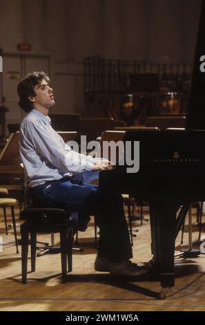 MME4729002 Rom, RAI Auditorium im Foro Italico, ca. 1982. Deutscher klassischer Pianist Alexander Lonquich während einer Probe/Roma, Auditorium RAI del Foro Italico, ca. 1982. He pianista Alexander Lonquich durante una prova -; (add.info.: Rom, RAI Auditorium im Foro Italico, um 1982. Deutscher klassischer Pianist Alexander Lonquich während einer Probe/Roma, Auditorium RAI del Foro Italico, ca. 1982. He pianista Alexander Lonquich durante una prova -); © Marcello Mencarini. Alle Rechte vorbehalten 2024. Stockfoto