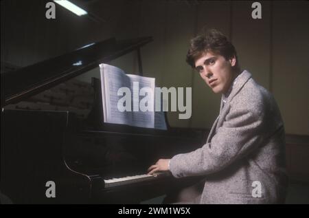 MME4729044 Rom, RAI Auditorium im Foro Italico, ca. 1982. Deutscher klassischer Pianist Alexander Lonquich/Roma, Auditorium RAI del Foro Italico, 1982 ca. He pianista Alexander Lonquich -; (add.info.: Rom, RAI Auditorium im Foro Italico, um 1982. Deutscher klassischer Pianist Alexander Lonquich/Roma, Auditorium RAI del Foro Italico, 1982 ca. He pianista Alexander Lonquich -); © Marcello Mencarini. Alle Rechte vorbehalten 2024. Stockfoto