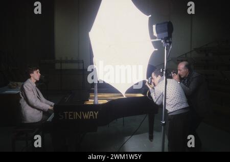 MME4728975 Rom, RAI Auditorium im Foro Italico, ca. 1982. Deutscher klassischer Pianist Alexander Lonquich, aufgenommen von Fotografen während einer Probe/Roma, Auditorium RAI del Foro Italico, ca. 1982. IL pianista Alexander Lonquich ritratto dai fotografi (L'ultimo a destra Glauco Cortini) durante una prova -; (add.info.: Rom, RAI Auditorium im Foro Italico, um 1982. Deutscher klassischer Pianist Alexander Lonquich, aufgenommen von Fotografen während einer Probe/Roma, Auditorium RAI del Foro Italico, ca. 1982. IL pianista Alexander Lonquich ritratto dai fotografi (L'ultimo a destra Glauco Cortini) dura Stockfoto