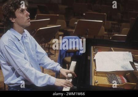 MME4729059 Rom, RAI Auditorium im Foro Italico, ca. 1982. Deutscher klassischer Pianist Alexander Lonquich während einer Probe/Roma, Auditorium RAI del Foro Italico, ca. 1982. He pianista Alexander Lonquich durante una prova -; (add.info.: Rom, RAI Auditorium im Foro Italico, um 1982. Deutscher klassischer Pianist Alexander Lonquich während einer Probe/Roma, Auditorium RAI del Foro Italico, ca. 1982. He pianista Alexander Lonquich durante una prova -); © Marcello Mencarini. Alle Rechte vorbehalten 2024. Stockfoto