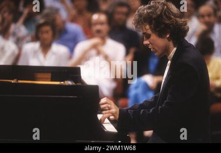 MME4728966 Rom, RAI Auditorium im Foro Italico, ca. 1982. Deutscher klassischer Pianist Alexander Lonquich Performing/Roma, Auditorium RAI del Foro Italico, 1982 ca. Er pianista Alexander Lonquich durante a Concerto -; (add.info.: Rom, RAI Auditorium im Foro Italico, um 1982. Deutscher klassischer Pianist Alexander Lonquich Performing/Roma, Auditorium RAI del Foro Italico, 1982 ca. Er pianista Alexander Lonquich durante a Concerto -); © Marcello Mencarini. Alle Rechte vorbehalten 2024. Stockfoto