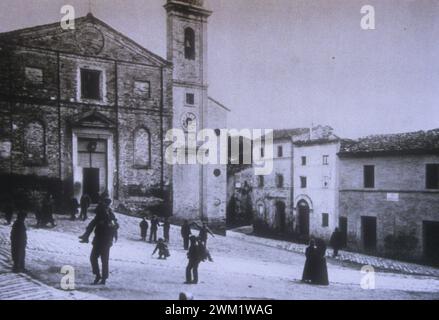 MME4730564 Recanati (Macerata). Platz von Sabato del Villaggio (Sathurday im Dorf) vor der Kirche Santa Maria di Monte Morello um 1930. Dieser Platz hat seinen Namen nach einem Gedicht von Giacomo Leopardi, geboren 1798 in Recanati/Recanati (Macerata). Piazzuola del Sabato del villaggio davanti alla chiesa di Santa Maria di Montemorello nel 1930 circa. Questa piazza prende il nome da una poesia di Giacomo Leopardi che nacque a Recanati nel 1798 -; (add.info.: Recanati (Macerata). Platz von Sabato del Villaggio (Sathurday im Dorf) vor der Kirche Santa Maria di Monte Morello in A Stockfoto