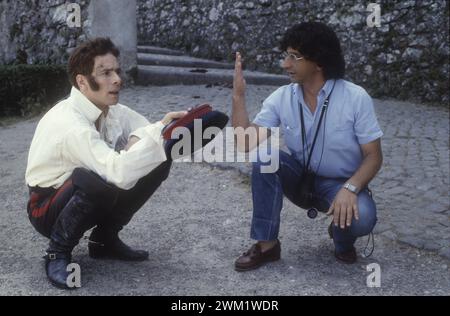 MME4731871 italienischer Regisseur und Schauspieler Gabriele Lavia mit dem Regisseur der Fotografie Tonino Nardi am Set des Films der Prinz von Homburg (1983)/L'attore Gabriele Lavia e il direttore della fotografia Tonino Nardi sul Set del Film Il principe di Homburg (1983) -; (add.info.:) der italienische Regisseur und Schauspieler Gabriele Lavia mit dem Regisseur der Fotografie Tonino Nardi am Set des Films der Prinz von Homburg (1983)/L'attore Gabriele Lavia e il direttore della fotografia Tonino Nardi sul Set del Film Il principe di Homburg (1983) -); © Marcello Mencarini. Alle Rechte vorbehalten 2024. Stockfoto