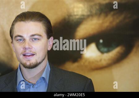 MME4754816 Rom, 11. Januar 2003. Der US-amerikanische Schauspieler Leonardo DiCaprio präsentierte die New Yorker Filmbanden und Bürgermeister von Rom Walter Veltroni/Roma, 11. Februar 2003. L'attore Leonardo DiCaprio, A Roma per präsentare il Film Gangs of New York -; (add.info.: Rom, 11. Januar 2003). Der US-amerikanische Schauspieler Leonardo DiCaprio präsentierte die New Yorker Filmbanden und Bürgermeister von Rom Walter Veltroni/Roma, 11. Februar 2003. L'attore Leonardo DiCaprio, A Roma per präsentare il Film Gangs of New York -); © Marcello Mencarini. Alle Rechte vorbehalten 2024. Stockfoto