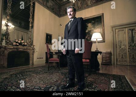 MME4758809 Rom, 10. November 1999. Italienischer Premierminister Massimo D'alema in seinem Büro im Palazzo Chigi/Roma, 10. November 1999. IL Presidente del Consiglio Massimo D'Alema nel suo ufficio a Palazzo Chigi -; (add.info.: Rom, 10. November 1999. Italienischer Premierminister Massimo D'alema in seinem Büro im Palazzo Chigi/Roma, 10. November 1999. IL Presidente del Consiglio Massimo D'Alema nel suo ufficio a Palazzo Chigi -); © Marcello Mencarini. Alle Rechte vorbehalten 2024. Stockfoto