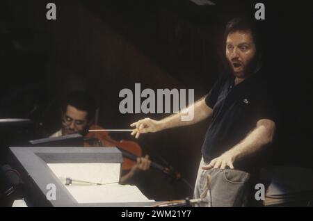 MME4762940 Amsterdam 1991. Der italienische Dirigent Riccardo Chailly spielt eine Probe mit dem Royal Concertgebouw Orchestra/Riccardo Chailly dirigiert das Orchestra del Concertgebouw durante una prova - (add.info.: Amsterdam 1991. Der italienische Dirigent Riccardo Chailly spielt eine Probe mit dem Royal Concertgebouw Orchestra/Riccardo Chailly dirigiert das Orchestra del Concertgebouw durante una prova -); © Marcello Mencarini. Alle Rechte vorbehalten 2024. Stockfoto