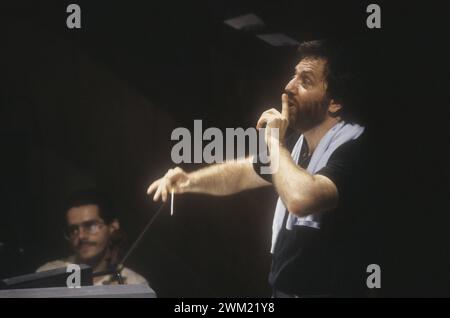 MME4762976 Amsterdam 1991. Der italienische Dirigent Riccardo Chailly spielt eine Probe mit dem Royal Concertgebouw Orchestra/Riccardo Chailly dirigiert das Orchestra del Concertgebouw durante una prova - (add.info.: Amsterdam 1991. Der italienische Dirigent Riccardo Chailly spielt eine Probe mit dem Royal Concertgebouw Orchestra/Riccardo Chailly dirigiert das Orchestra del Concertgebouw durante una prova -); © Marcello Mencarini. Alle Rechte vorbehalten 2024. Stockfoto