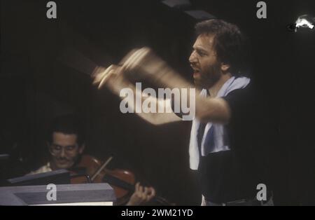 MME4762966 Amsterdam 1991. Der italienische Dirigent Riccardo Chailly spielt eine Probe mit dem Royal Concertgebouw Orchestra/Riccardo Chailly dirigiert das Orchestra del Concertgebouw durante una prova - (add.info.: Amsterdam 1991. Der italienische Dirigent Riccardo Chailly spielt eine Probe mit dem Royal Concertgebouw Orchestra/Riccardo Chailly dirigiert das Orchestra del Concertgebouw durante una prova -); © Marcello Mencarini. Alle Rechte vorbehalten 2024. Stockfoto