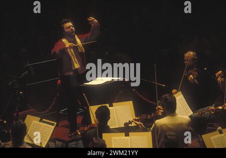 MME4763009 Amsterdam 1991. Der italienische Dirigent Riccardo Chailly spielt eine Probe mit dem Royal Concertgebouw Orchestra/Riccardo Chailly dirigiert das Orchestra del Concertgebouw durante una prova - (add.info.: Amsterdam 1991. Der italienische Dirigent Riccardo Chailly spielt eine Probe mit dem Royal Concertgebouw Orchestra/Riccardo Chailly dirigiert das Orchestra del Concertgebouw durante una prova -); © Marcello Mencarini. Alle Rechte vorbehalten 2024. Stockfoto