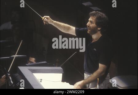 MME4762948 Amsterdam 1991. Der italienische Dirigent Riccardo Chailly spielt eine Probe mit dem Royal Concertgebouw Orchestra/Riccardo Chailly dirigiert das Orchestra del Concertgebouw durante una prova - (add.info.: Amsterdam 1991. Der italienische Dirigent Riccardo Chailly spielt eine Probe mit dem Royal Concertgebouw Orchestra/Riccardo Chailly dirigiert das Orchestra del Concertgebouw durante una prova -); © Marcello Mencarini. Alle Rechte vorbehalten 2024. Stockfoto