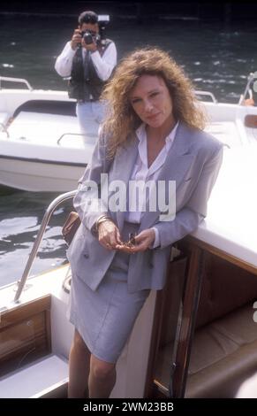 MME4769246 Venedig Lido, Venedig Filmfestival 1989. Die britische Schauspielerin Jacqueline Bisset, die in „ Szenen aus dem Klassenkampf in Beverly Hills“ unter der Regie von Paul Bartel zu sehen ist und beim Festival/Lido di Venezia, dem Venice Film Festival 1989, präsentiert wurde. L'attrice Jacqueline Bisset, Protagonista von „“Scene di lotta di classe a Beverly Hills”, Diretto von Paul Bartel und präsentiert auf dem Mostra -; (add.info.: Venice Lido, Venice Film Festival 1989. Die britische Schauspielerin Jacqueline Bisset, die in „ Szenen aus dem Klassenkampf in Beverly Hills“ von Paul Bartel spielte und auf der Festiva präsentiert wurde Stockfoto