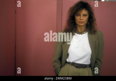 MME4769263 Venedig Lido, Venedig Filmfestival 1989. Die britische Schauspielerin Jacqueline Bisset, die in „ Szenen aus dem Klassenkampf in Beverly Hills“ unter der Regie von Paul Bartel zu sehen ist und beim Festival/Lido di Venezia, dem Venice Film Festival 1989, präsentiert wurde. L'attrice Jacqueline Bisset, Protagonista von „“Scene di lotta di classe a Beverly Hills”, Diretto von Paul Bartel und präsentiert auf dem Mostra -; (add.info.: Venice Lido, Venice Film Festival 1989. Die britische Schauspielerin Jacqueline Bisset, die in „ Szenen aus dem Klassenkampf in Beverly Hills“ von Paul Bartel spielte und auf der Festiva präsentiert wurde Stockfoto