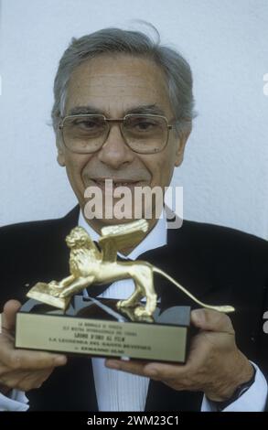 MME4769458 Venedig Lido, Venedig Filmfestival 1988. Festivaldirektor Guglielmo Biraghi mit dem Goldenen Löwenpreis an Regisseur Ermanno Olmi für den Film „La leggenda del santo bevitore“ (die Legende des Heiligen Trinkers)/Lido di Venezia, Mostra del Cinema di Venezia 1988. IL direttore del Festival Guglielmo Biraghi tiene in mano il premio Leone d'oro assegnato al regista Ermanno Olmi per il Film „” La leggenda del santo bevitore”” -; (add.info.: Venedig Lido, Venedig Filmfestival 1988. Festivaldirektor Guglielmo Biraghi hält den Golden Lion Award, der dem Regisseur Ermanno Olmi verliehen wurde Stockfoto