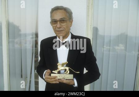 MME4769444 Venedig Lido, Venedig Filmfestival 1988. Festivaldirektor Guglielmo Biraghi mit dem Goldenen Löwenpreis an Regisseur Ermanno Olmi für den Film „La leggenda del santo bevitore“ (die Legende des Heiligen Trinkers)/Lido di Venezia, Mostra del Cinema di Venezia 1988. IL direttore del Festival Guglielmo Biraghi tiene in mano il premio Leone d'oro assegnato al regista Ermanno Olmi per il Film „” La leggenda del santo bevitore”” -; (add.info.: Venedig Lido, Venedig Filmfestival 1988. Festivaldirektor Guglielmo Biraghi hält den Golden Lion Award, der dem Regisseur Ermanno Olmi verliehen wurde Stockfoto