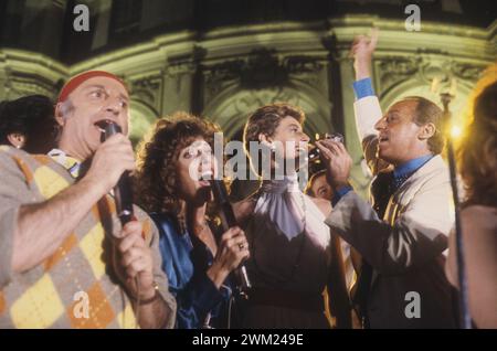 MME4774663 Stupinigi Palace, Nichelino (Turin), 22. Juni 1985. Benefizveranstaltung zur Förderung der Krebsforschung. Giorgio Bracardi, Simona Marchini, Allegra Caracciolo Agnelli und Renzo Arbore singen gemeinsam/Palazzina di Caccia di Stupinigi, Nichelino (Turin), 22 Giugno 1985. Serata benefica in favore della ricerca contro il cancro. Giorgio Bracardi, Simona Marchini, Allegra Caracciolo Agnelli e Renzo Arbore cantano insieme-; (add.info.: Stupinigi Palace, Nichelino (Turin), 22. Juni 1985. Benefizveranstaltung zur Förderung der Krebsforschung. Giorgio Bracardi, Simona Marchini, Allegra Caracciolo Agnelli Stockfoto